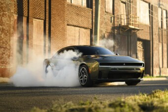 Benzinmotort kapott az elektromos sportautó