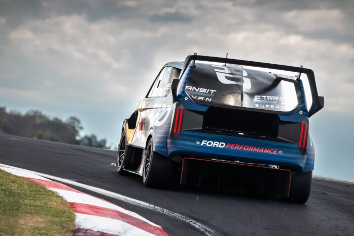 Ferrariknál, Porschéknél gyorsabb ez a furgon 6