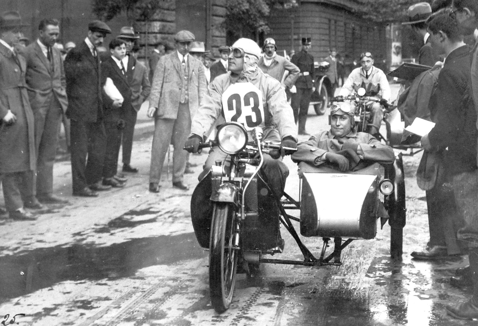 A XX. század magyar hősei két keréken érték el a lehetetlent 1