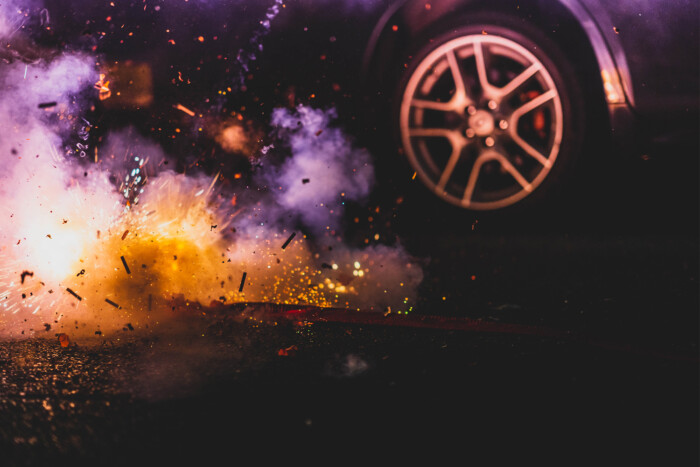 Kirúgták a férfit, felrobbantotta főnöke autóját