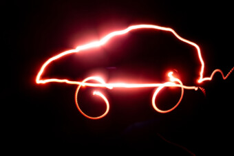 Teslát akart venni, a kereskedésben csapta meg az áram, komoly sérülést szenvedett