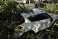 Térdig érő vízben gázoltak az autók a hatalmas vihar után 1