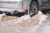 Térdig érő vízben gázoltak az autók a hatalmas vihar után 2