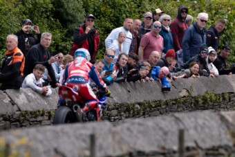 Nadrág nélkül sétált be a világ legveszélyesebb motorversenyére – börtönben végezte