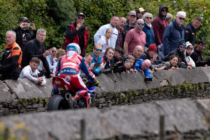 Nadrág nélkül sétált be a világ legveszélyesebb motorversenyére – börtönben végezte