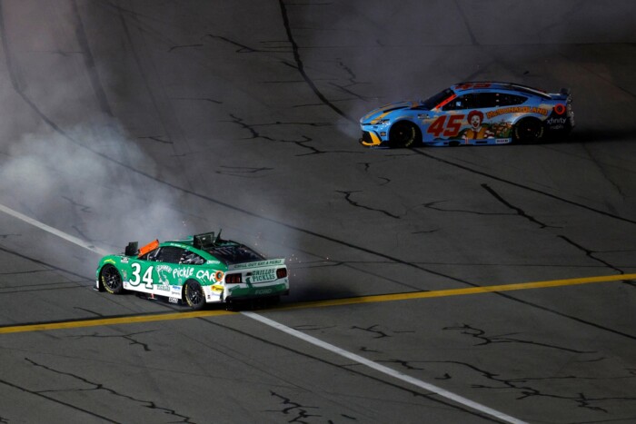 Ötmillió sörrel lóg a riválisának a NASCAR-pilóta 7