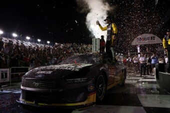 Ötmillió sörrel lóg a riválisának a NASCAR-pilóta