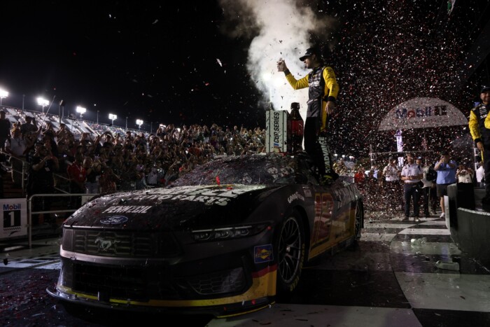 Ötmillió sörrel lóg a riválisának a NASCAR-pilóta