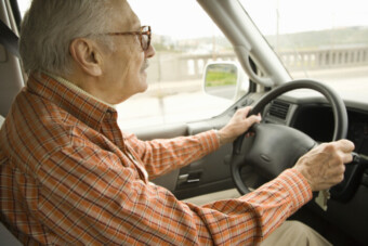 Rossz irányba hajtott az idős sofőr, a rendőrök előzték meg a tragédiát