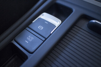 Ez történik, ha menet közben aktiváljuk a rögzítőféket