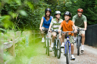 Nem akarnak sisakot viselni a magyar bringások, mert akkor többen halnak meg