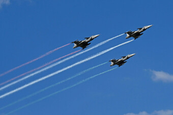 Csodás galéria mutatja a Duna felett parádézó vadászgépeket, helikoptereket