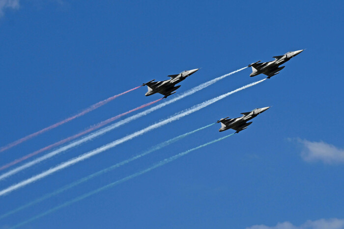 Csodás galéria mutatja a Duna felett parádézó vadászgépeket, helikoptereket