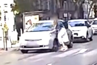 Úgy tűnt, elengedi, erre majdnem áthajtott a gyalogos lábán az autós Budapesten