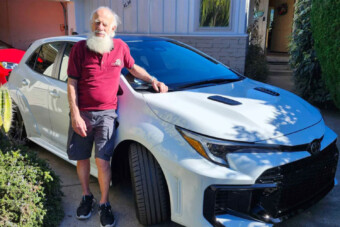 A 87 éves bácsi úgy gondolta, itt az ideje egy 300 lóerős autót venni