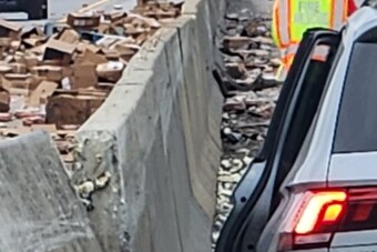 Akkora baleset történt, hogy egy kamionnyi hot dog terítette be az autópályát