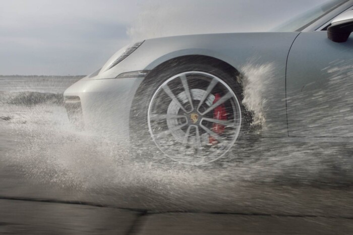 Kitalálod, miért van mikrofon ennek az autónak a kerekénél? 1