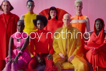 Donald Trump beletörölte a lábát a Jaguarba