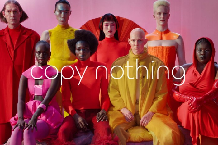 Donald Trump beletörölte a lábát a Jaguarba