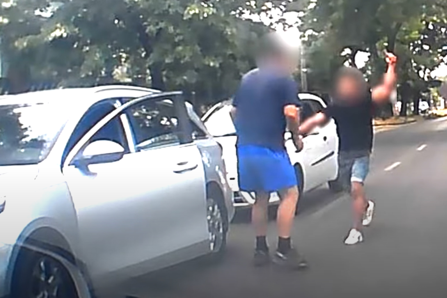Szétfeszítette az ideg, kalapácsot rántott egy autós Csepelen, az egészről videó készült Kép
