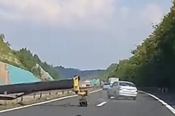 Félelmetes reflexekkel kerülte ki az autópályára boruló darut a sofőr