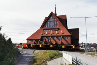 113 éves templomot szállítottak közúton