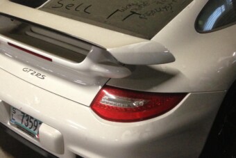 Szívünkből szóló üzenetet írtak fel egy ritka Porsche poros ablakára