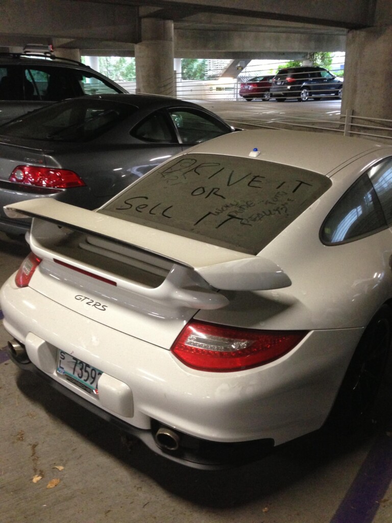 Szívünkből szóló üzenetet írtak fel egy ritka Porsche poros ablakára 1