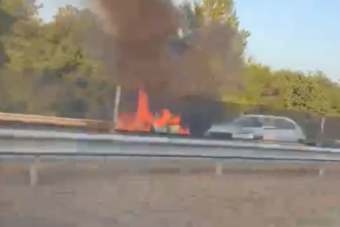 Hatalmas lángokkal ég egy autó az M31-esen