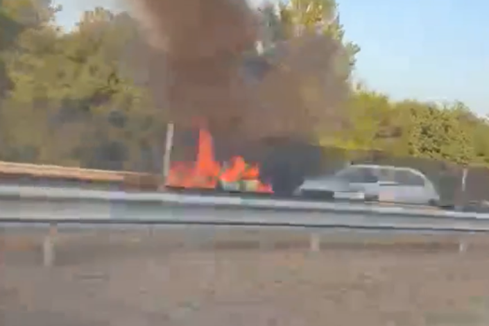 Hatalmas lángokkal ég egy autó az M31-esen Kép