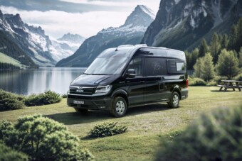 Kempingezőkre vadásznak ezek az oroszlános furgonok