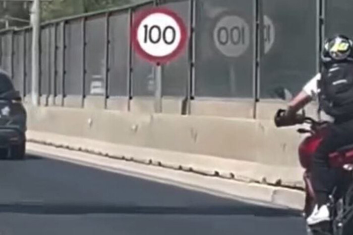 Biológiai fegyvert vetett be a motoros a kamerák ellen