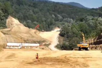 Seregnyi dolgozóval és géppel pörgetik fel az útépítést Erdélyben