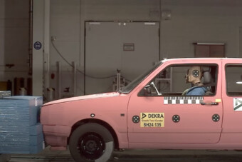 Szörnyű és tanulságos látvány, ahogy falnak csattan a 40 éves Volkswagen