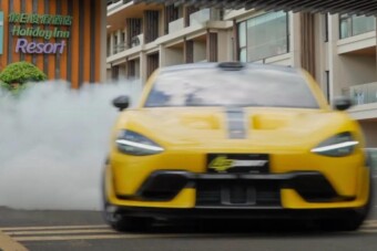 1500 lóerős kínai szörnyeteg mutatja meg, milyen profi gumigyilkos