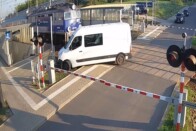 Egy 81 éves autós bemutatta, mit nem szabad csinálni a vasúti átjáróban 6