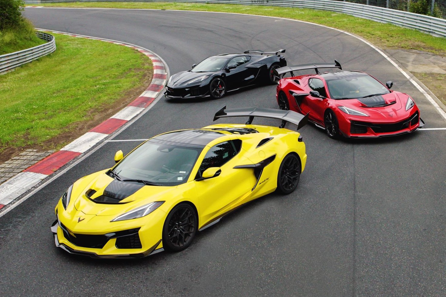 Corvette Z06 ZR1 and ZR1X back to front at the Nürburgring N | Vezess | Vezess
