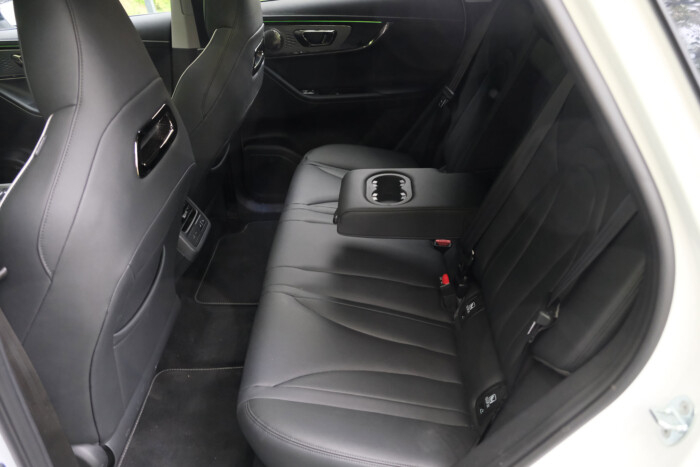 Ezen az autón nem fognak ki a magyar utak 13