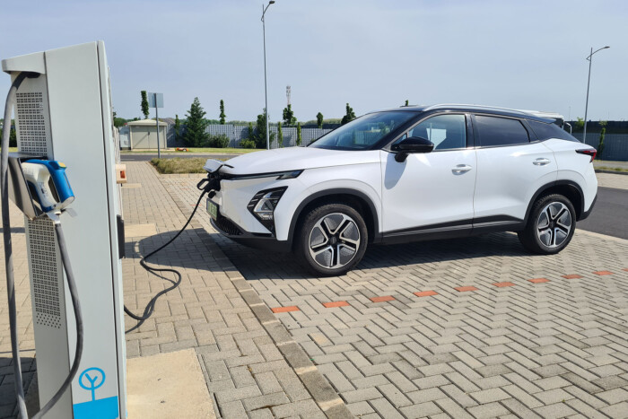 Ezen az autón nem fognak ki a magyar utak 25