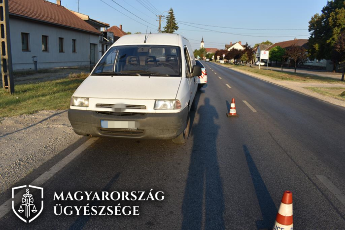 Strandon lopott slusszkulccsal kötötték el az autót, amit aztán össze is törtek 1