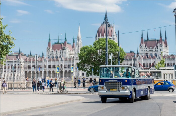 Fém kapaszkodók, faburkolat, motorzaj: így nosztalgiázhatsz Budapesten