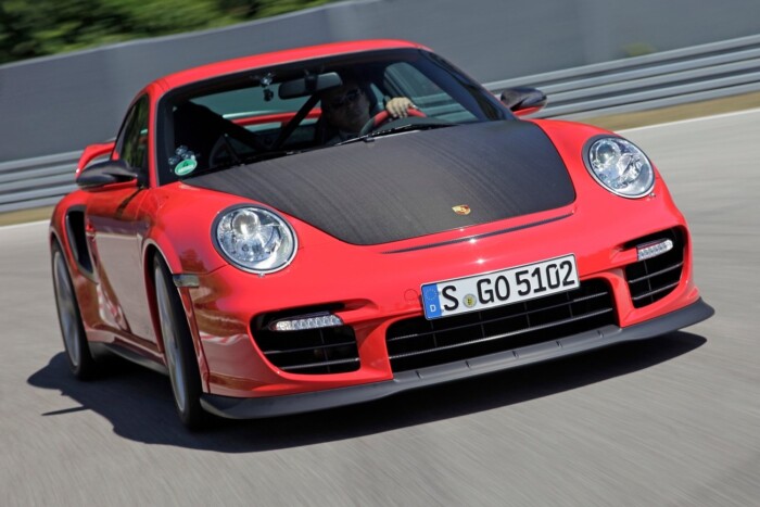 Szívünkből szóló üzenetet írtak fel egy ritka Porsche poros ablakára 3