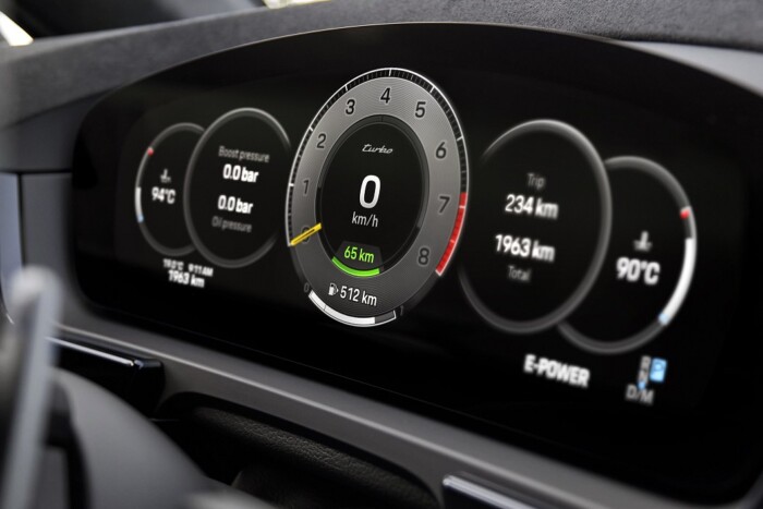 Botrány lett a cégvezető videójából, amelyen 260 km/órával száguld