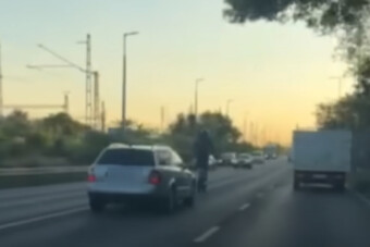 Hajmeresztő előzést nyomott egy rolleres a 6-os főúton, az audis azonnal rátapadt