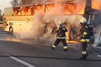 Videón az M0-son pokoli lángokkal égő busz oltása