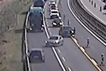 Belehajtott a terelésbe, aztán felkenődött egy kamionra az M1-esen