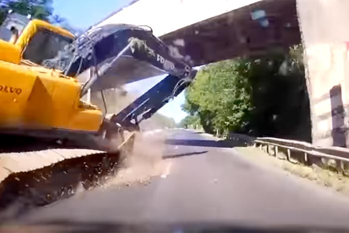 Autó elé zuhant egy markoló Pécsnél, óriásit mentett a sofőr Kép