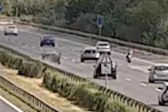 Igazi csoda, ahogy ez a motoros megmenekült az M7-esen