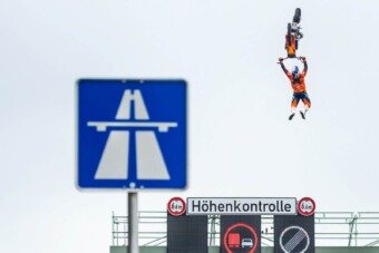 Autópályán, kamionok között ugratott egy motoros