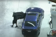 Az egyik legpofátlanabb átverést vették videóra egy benzinkúton 1